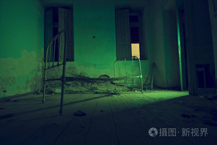 睡觉被搬到床下